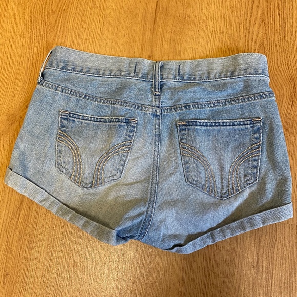 Hollister cut off shorts - Picture 3 of 4